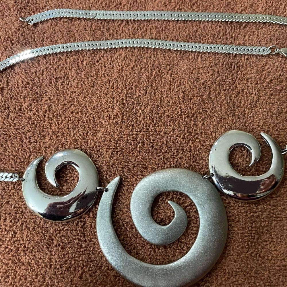 Elegant Silver Swirl Necklace
